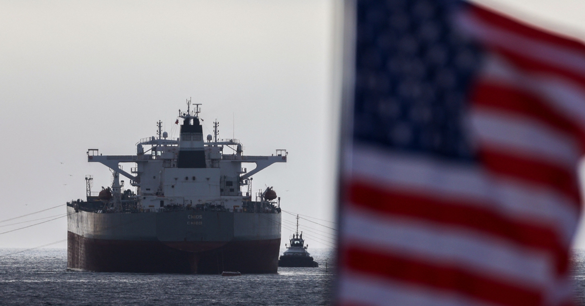 Nhà Trắng gấp rút tìm biện pháp mạnh khi giá dầu ở Mỹ tăng cao