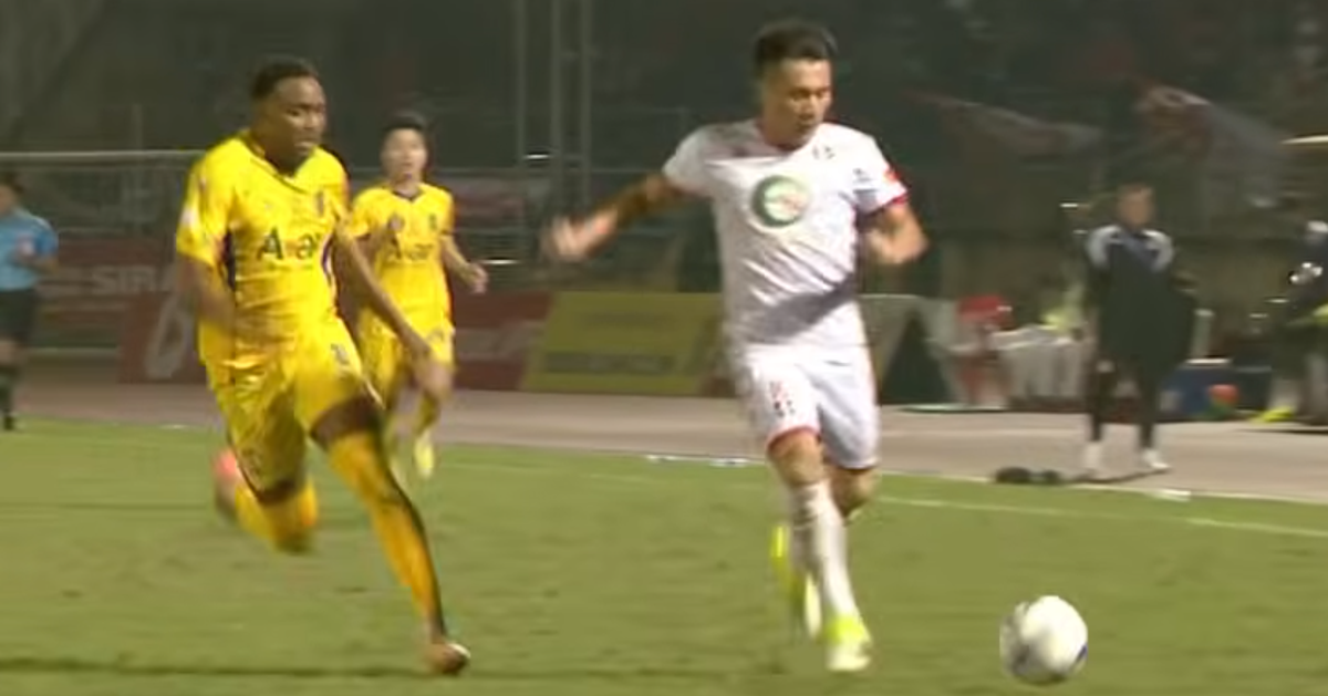 Video sai lầm khó tin của hàng phòng ngự Hải Phòng