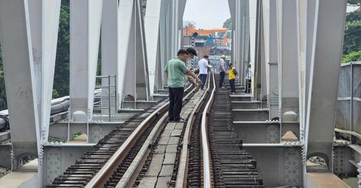 Vụ sà lan va cầu Ghềnh: Phải thay mới nhịp giữa nhưng sửa tạm để tàu chạy