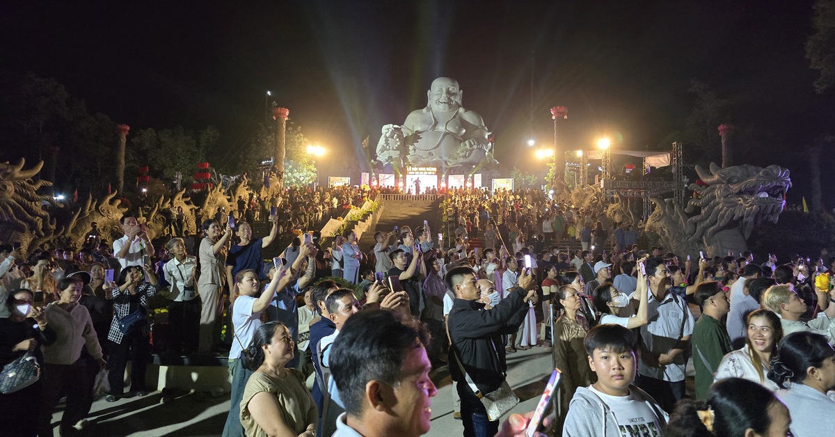 Hơn 20.000 người dự Lễ hội hoa đăng Thiên Cấm Sơn trong đêm