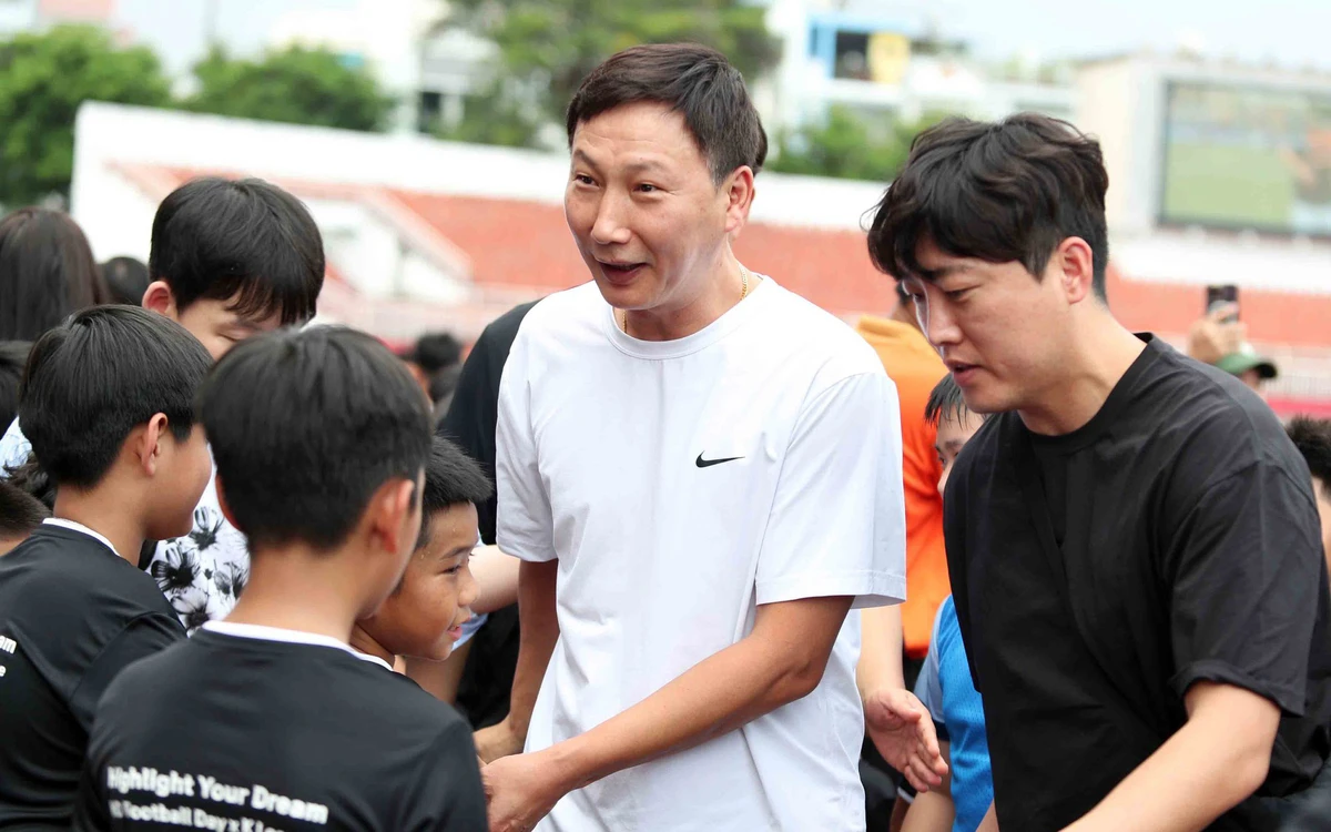 HLV Kim Sang Sik làm 'náo động' sân Thống Nhất
