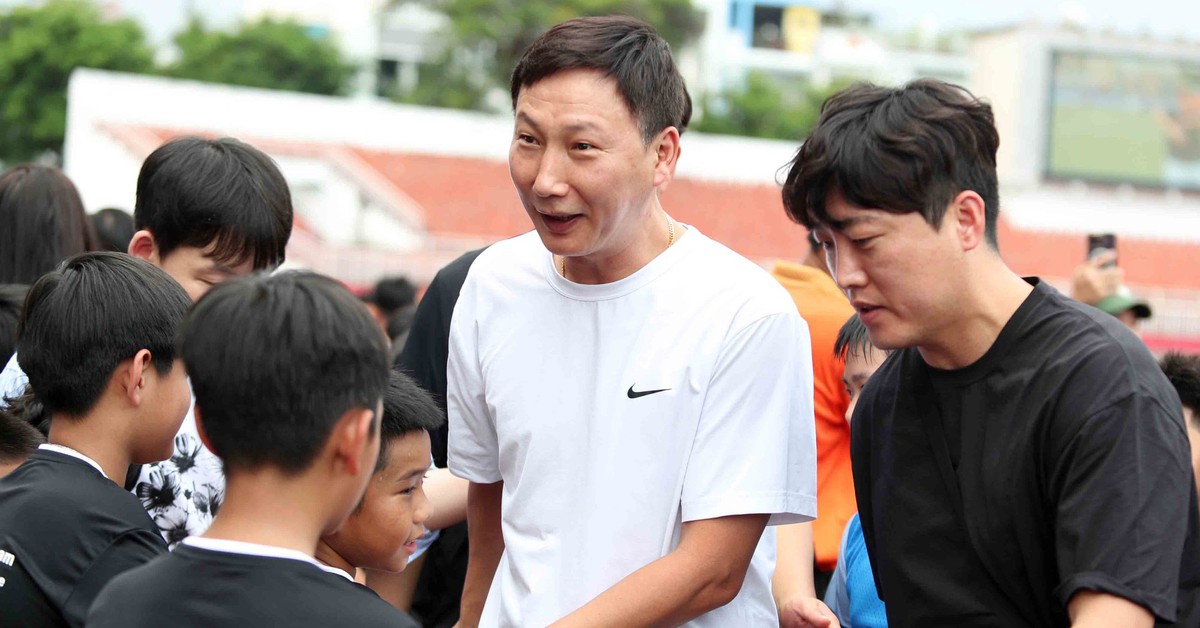 HLV Kim Sang Sik làm 'náo động' sân Thống Nhất