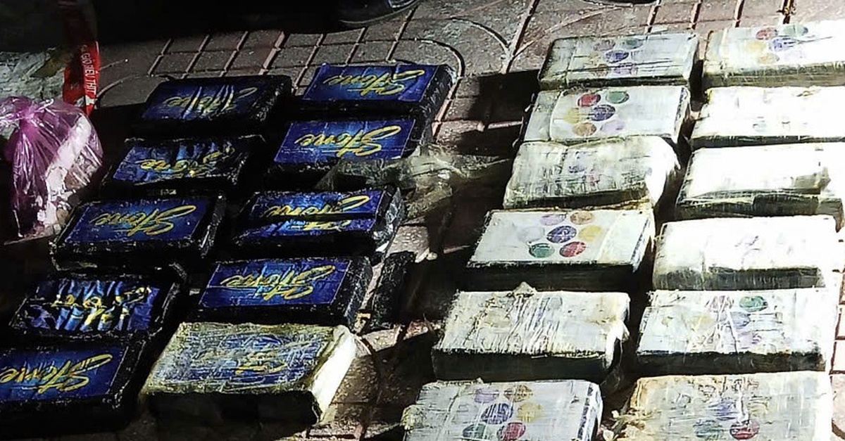 Người đàn ông lượm ve chai phát hiện 24 bánh nghi ma túy ở bờ biển Kê Gà