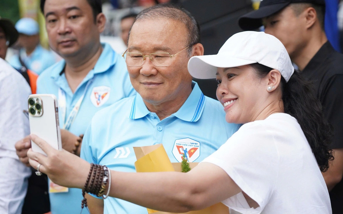 Ông Park Hang Seo dự khai mạc Giải bóng đá Thanh Niên sinh viên Việt Nam