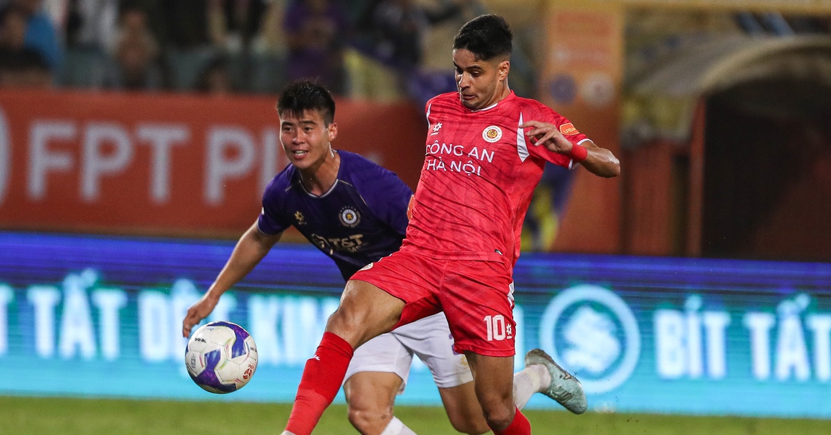 Video: Duy Mạnh, Văn Chuẩn 'thi nhau' cứu thua cho CLB Hà Nội