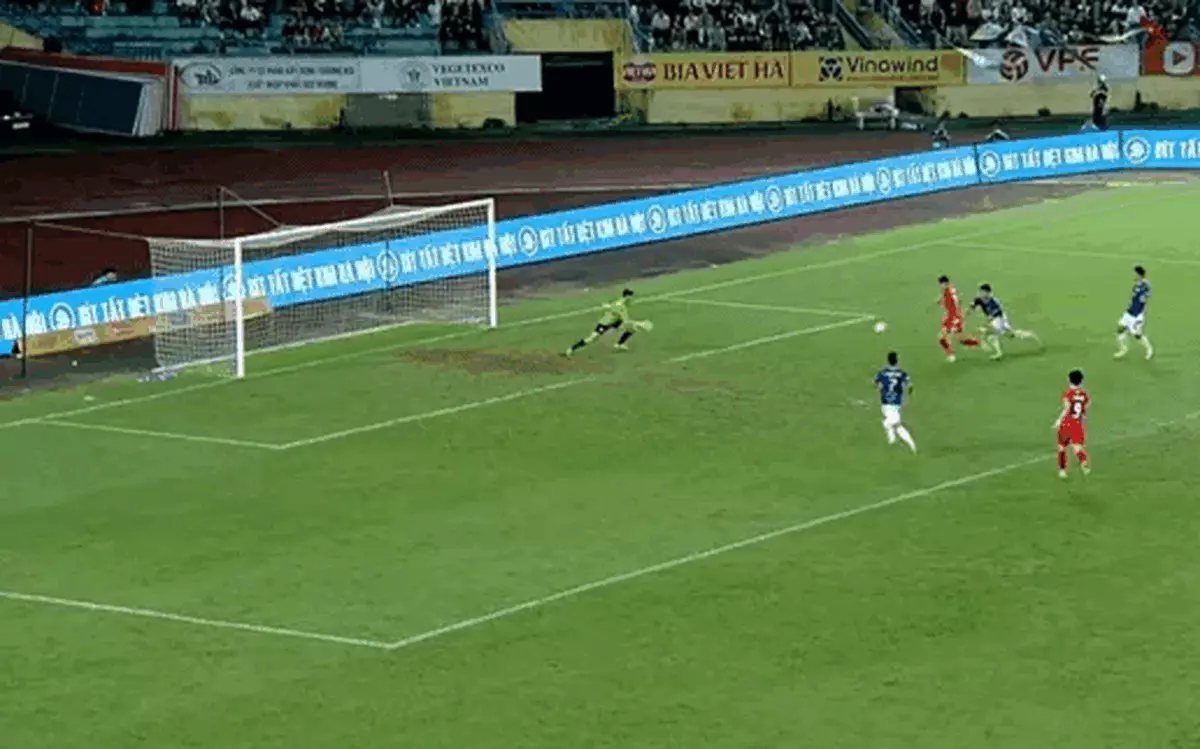 Video: Duy Mạnh, Văn Chuẩn 'thi nhau' cứu thua cho CLB Hà Nội