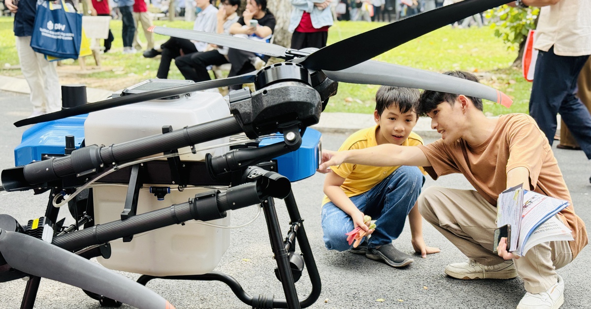 Học sinh 'chạm tay' robot, drone, máy kích tim để thử nghề tại ngày hội tư vấn tuyển sinh
