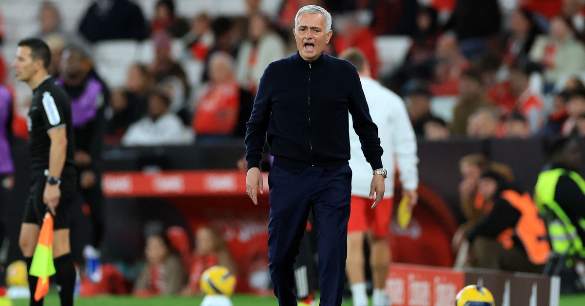 Mourinho lãnh thẻ đỏ, bực tức vì bị gọi là 'kẻ phản bội' 50 lần trong 1 trận đấu