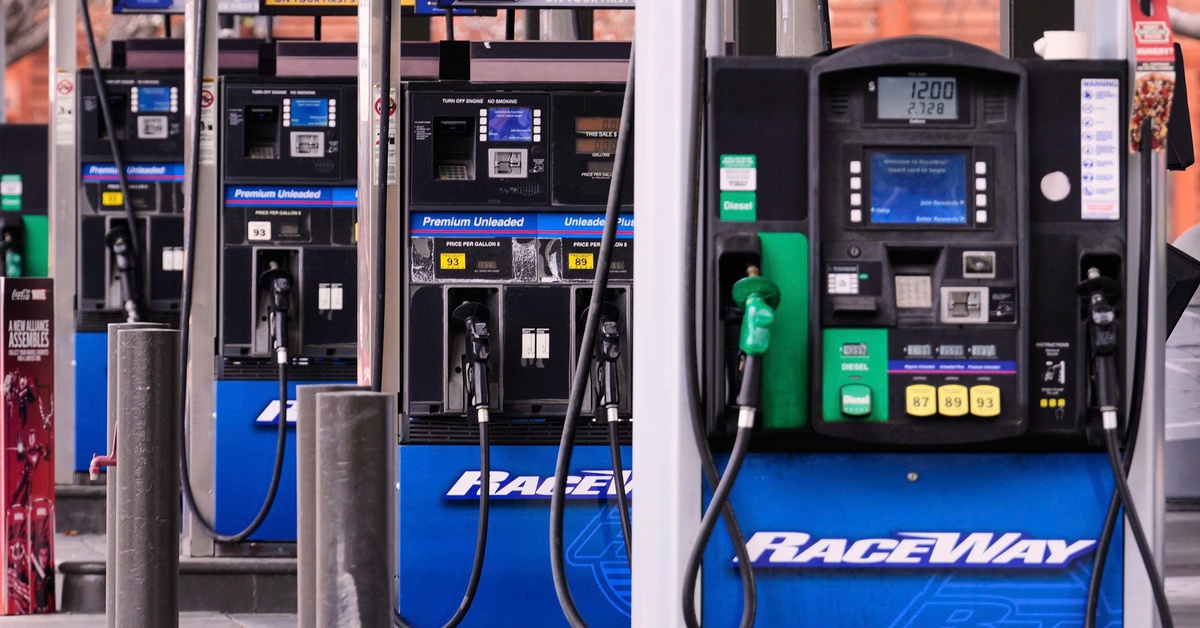 Giá dầu thế giới vượt 100 USD/thùng lần đầu trong 4 năm