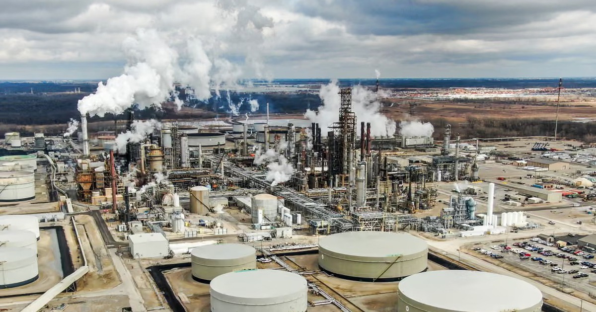 Giá dầu vượt 100 USD/thùng, G7 muốn xả khẩn 300-400 triệu thùng dự trữ