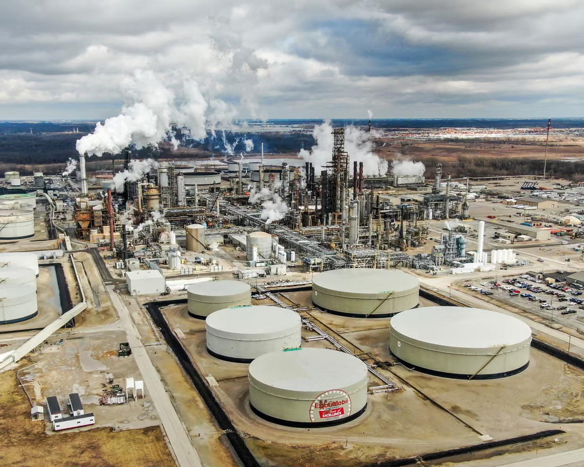 Giá dầu vượt 100 USD/thùng, G7 muốn xả khẩn 300-400 triệu thùng dự trữ