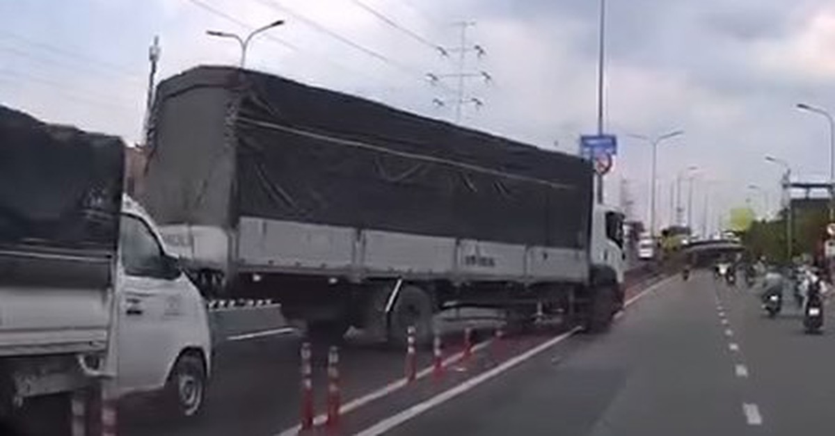 Xử phạt tài xế xe tải cán cọc tiêu chuyển làn sai quy định trên đường Đỗ Mười