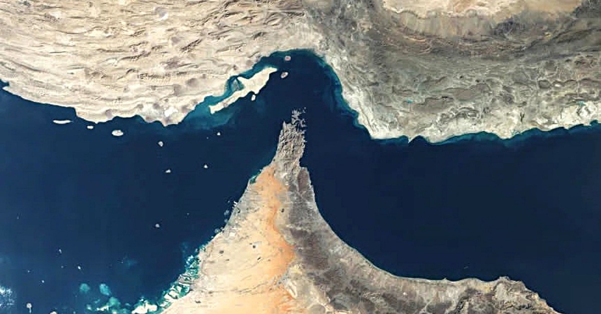 Giá dầu vượt 100 USD/thùng: Mỹ tìm cách 'mở lại' eo biển Hormuz