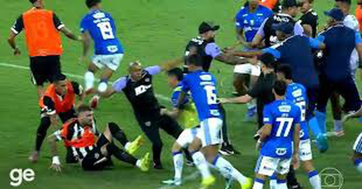 Thủ môn bị đánh văng vào lưới, sau khi... quỳ gối lên người đối thủ đang nằm chấn thương