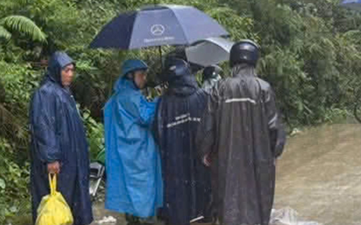 Mẹ chết thảm vì áo mưa quấn vào bánh xe máy sau khi đưa con tới trường