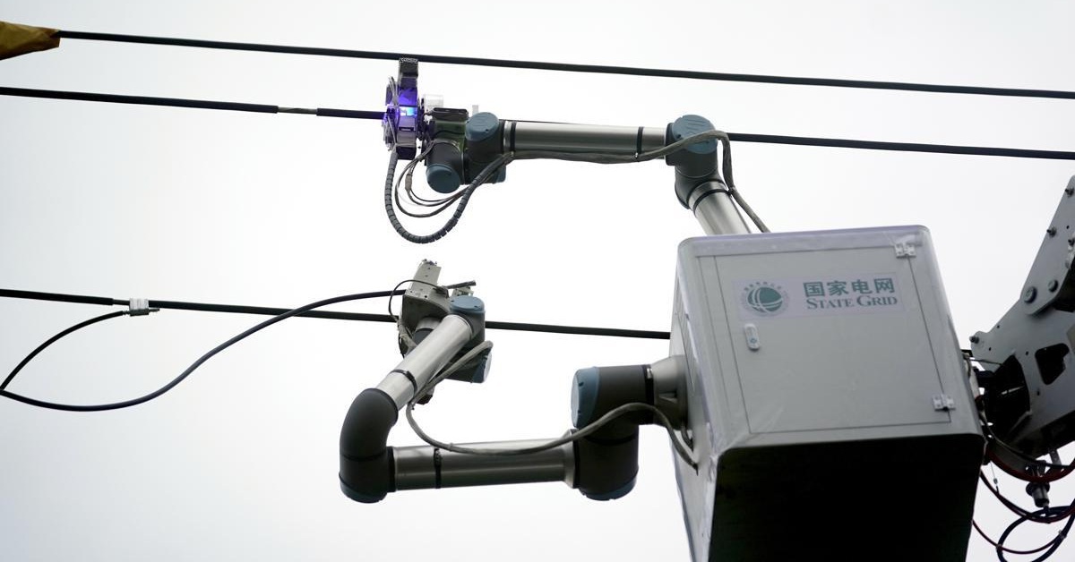 Robot Trung Quốc lần đầu thay thợ điện sửa đường dây 10 kV