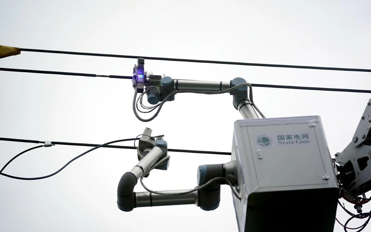 Robot Trung Quốc lần đầu thay thợ điện sửa đường dây 10 kV