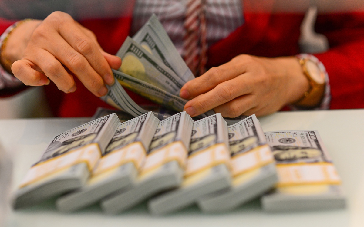 Giá USD ngân hàng tăng kịch trần, USD tự do lên sát 27.000 đồng/USD