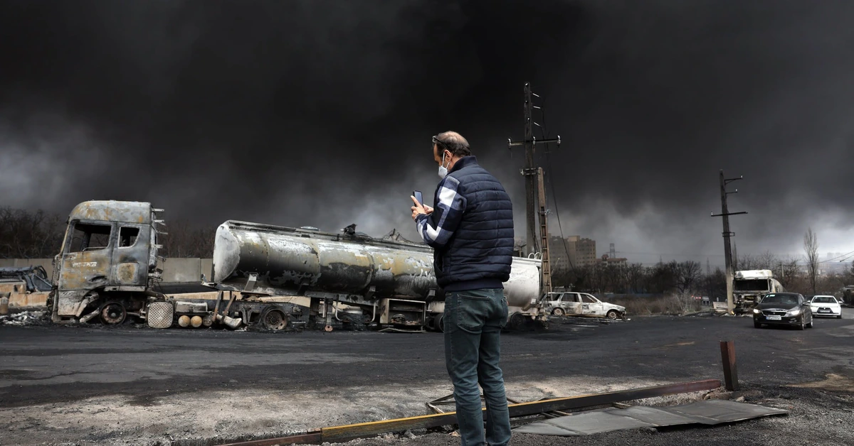 'Mưa đen' rơi xuống Iran sau loạt không kích, chuyên gia cảnh báo nguy hiểm hơn mưa axit