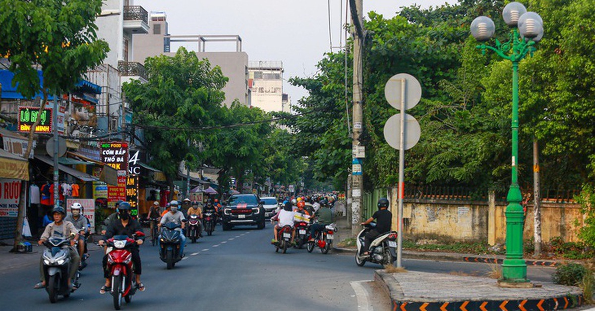Đóng dải phân cách nút giao Trường Chinh - Phạm Văn Bạch để thi công ga metro số 2