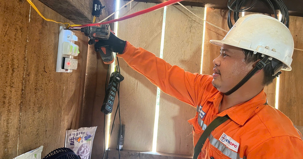 Điện quốc gia đã về thôn 'người Đà Nẵng, đất Quảng Ngãi' rất đặc biệt