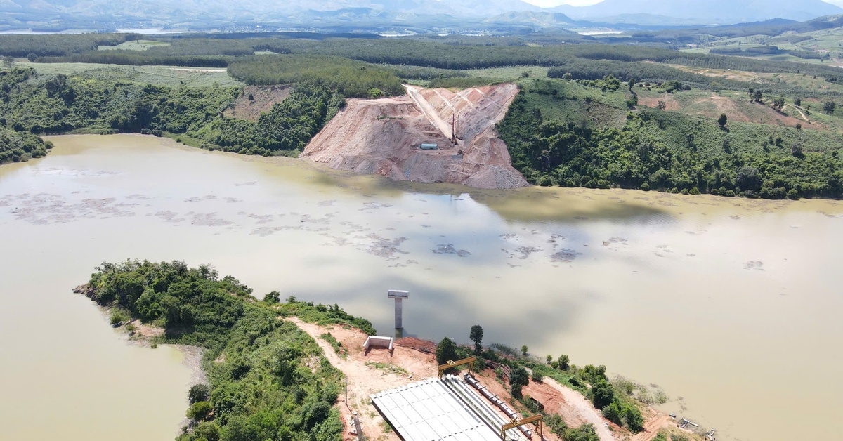 Cây cầu 'mắc kẹt' giữa lòng hồ Ia Ly, vì nước hồ thủy điện dâng vượt thiết kế