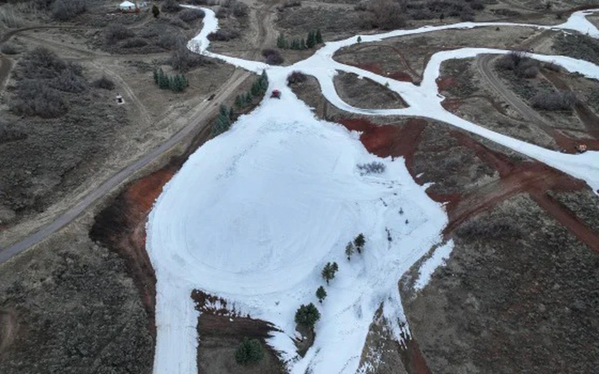 Mùa đông ấm lên, khu trượt tuyết Mỹ chuyển sang 'nuôi tuyết'