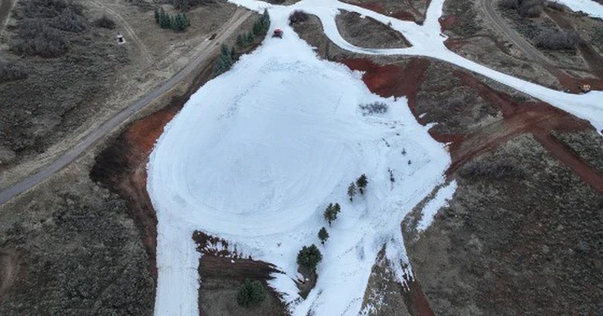 Mùa đông ấm lên, khu trượt tuyết Mỹ chuyển sang 'nuôi tuyết'