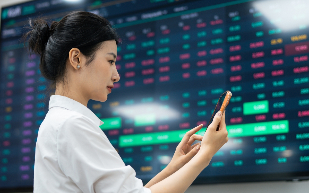 VN-Index bùng nổ phiên sáng, tăng hơn 30 điểm nhờ cổ phiếu Vingroup