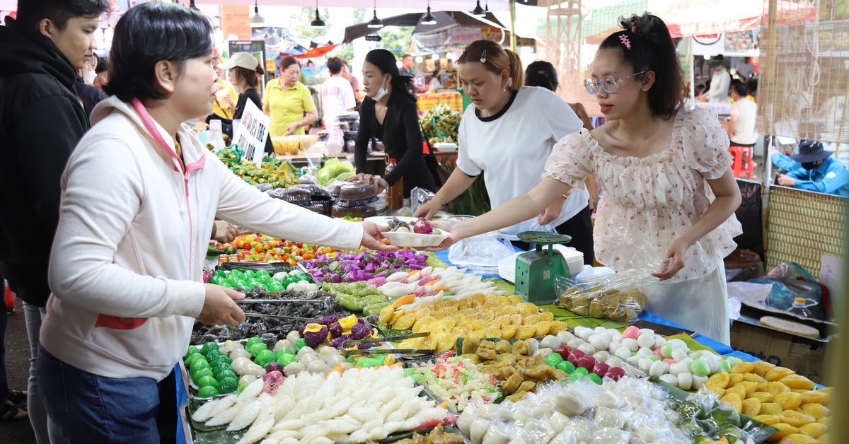Lễ hội bánh dân gian Nam Bộ 2026 có bản đồ Việt Nam làm từ xôi nặng 700kg, với 34 màu sắc - Tuổi Trẻ Online