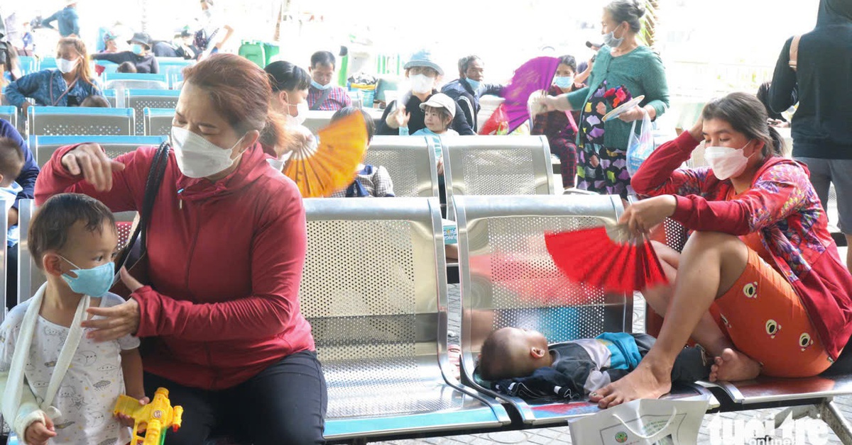 Thời tiết oi bức, trẻ mắc bệnh tay chân miệng tăng, dễ nhầm lẫn hăm da, rôm sảy...