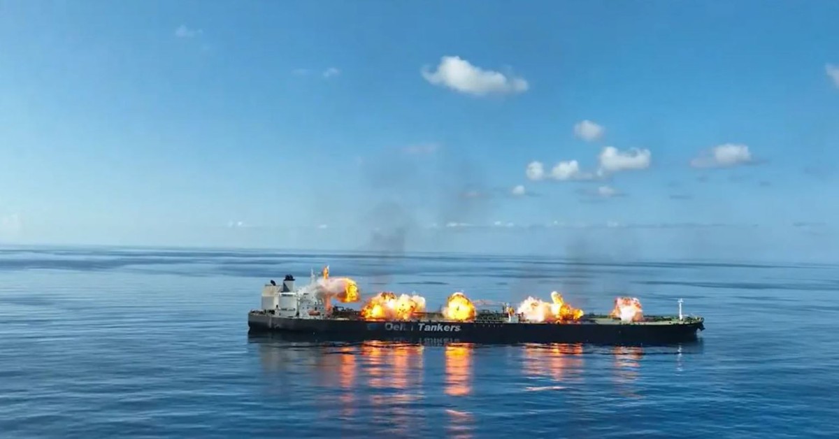 Rộ tin Iran thúc Houthi chuẩn bị chiến dịch mới, eo biển Bab el-Mandeb 'nóng' sau Hormuz