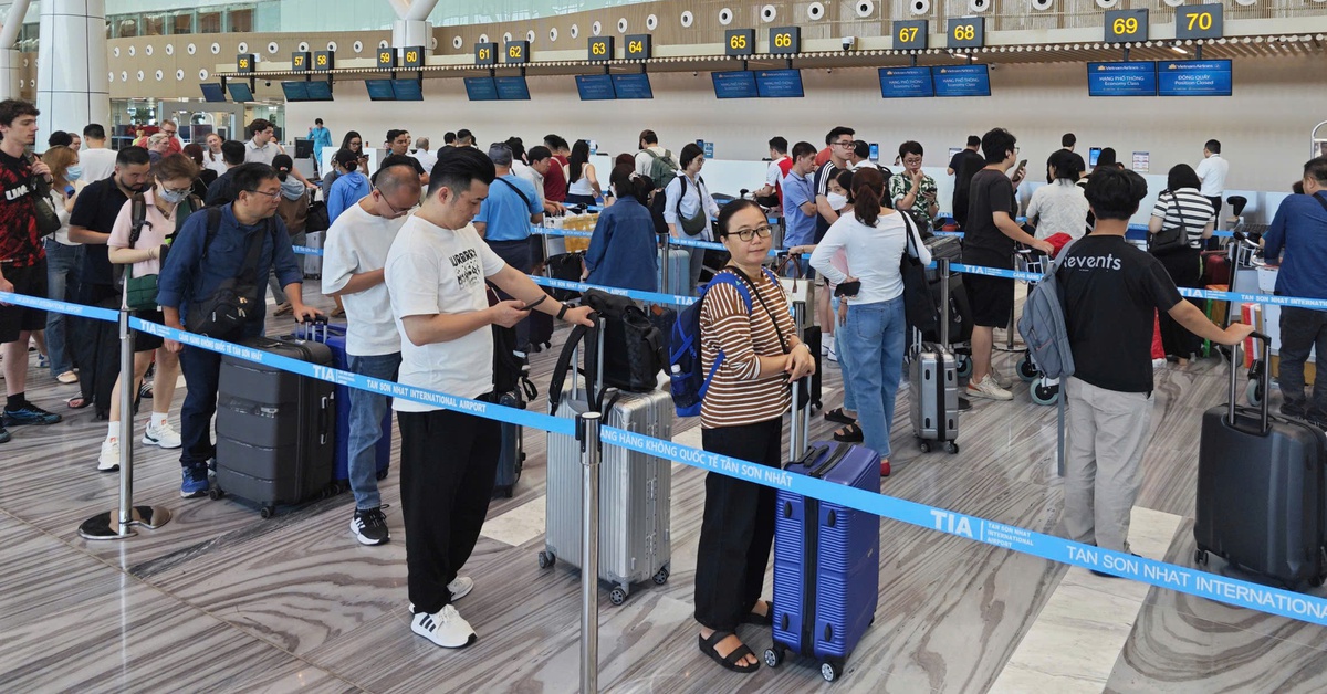 Hãng bay vẫn tăng chuyến dịp lễ 30-4, dù chi phí nhiên liệu tăng mạnh