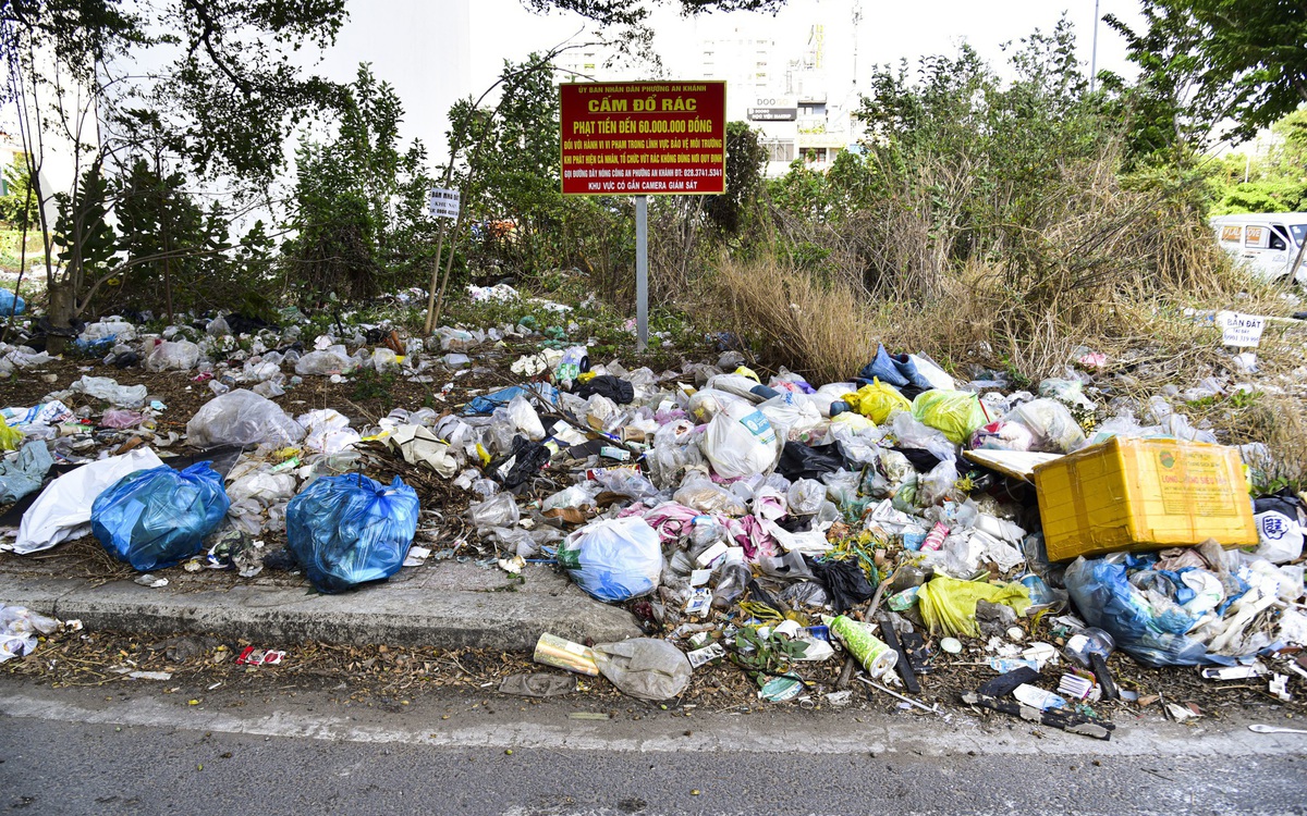 TP.HCM: Rác thải tràn lan nhiều nơi tại phường An Khánh