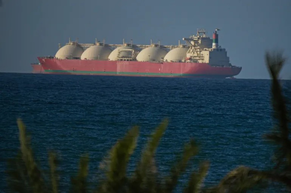 Eo biển Hormuz vẫn nóng sau lệnh ngừng bắn, tàu dầu đối mặt phí triệu USD