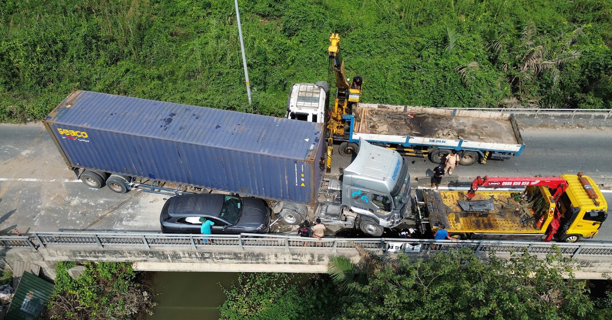 Xe đầu kéo mất lái lao qua phải, ép ô tô 'dính chặt' vào lan can cầu trên đường Võ Chí Công