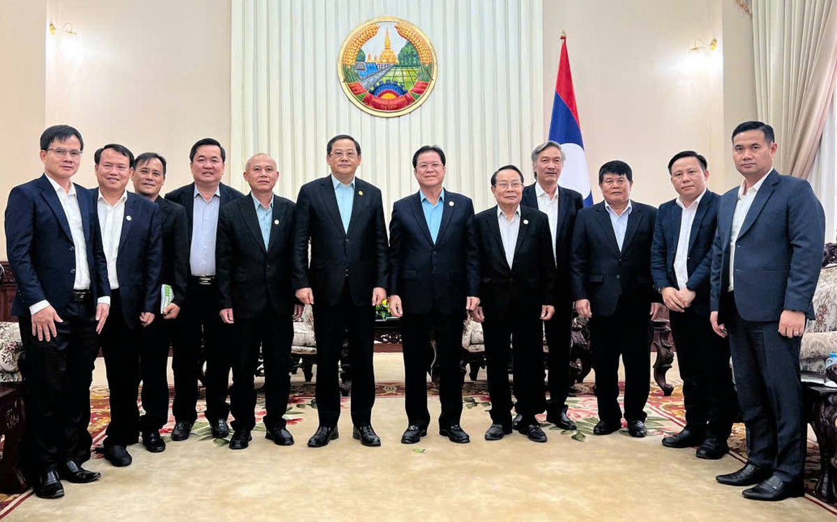 Lãnh đạo VRG thăm, chúc Tết Bun Pimay tại Lào