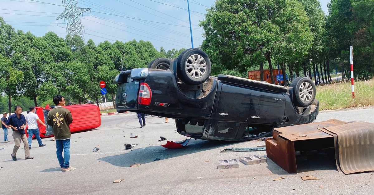 Ô tô tông nhau tại giao lộ TP.HCM: 1 xe lật ngửa, 1 xe lật ngang