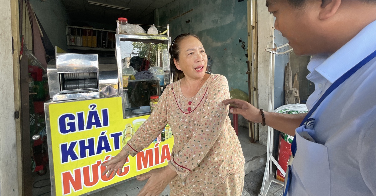 Xử lý vỉa hè ở Đà Nẵng: Người dân gom đồ đạc khi lực lượng chức năng tới