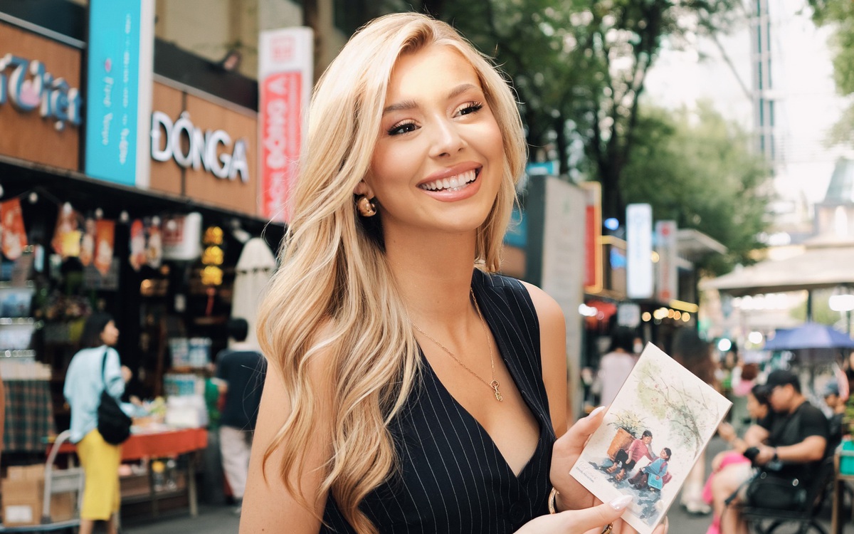 Hoa hậu người Mỹ Yolina Lindquist dạo phố, check-in bưu điện, đường sách TP.HCM