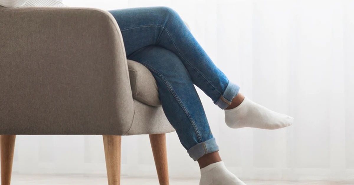 Ngồi vắt chéo chân có hại? Câu trả lời khiến nhiều người bất ngờ