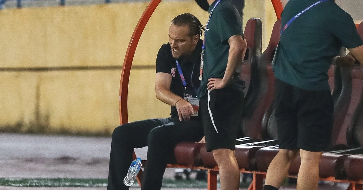 HLV Popov vứt thẻ, ném chai nước vì cay trọng tài ở trận gặp Thanh Hóa