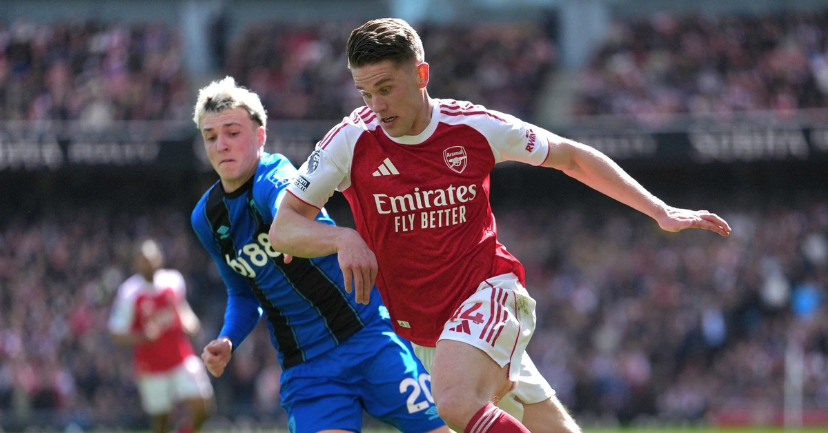 Arsenal gục ngã trước Bournemouth, Man City thắp lại cơ hội vô địch