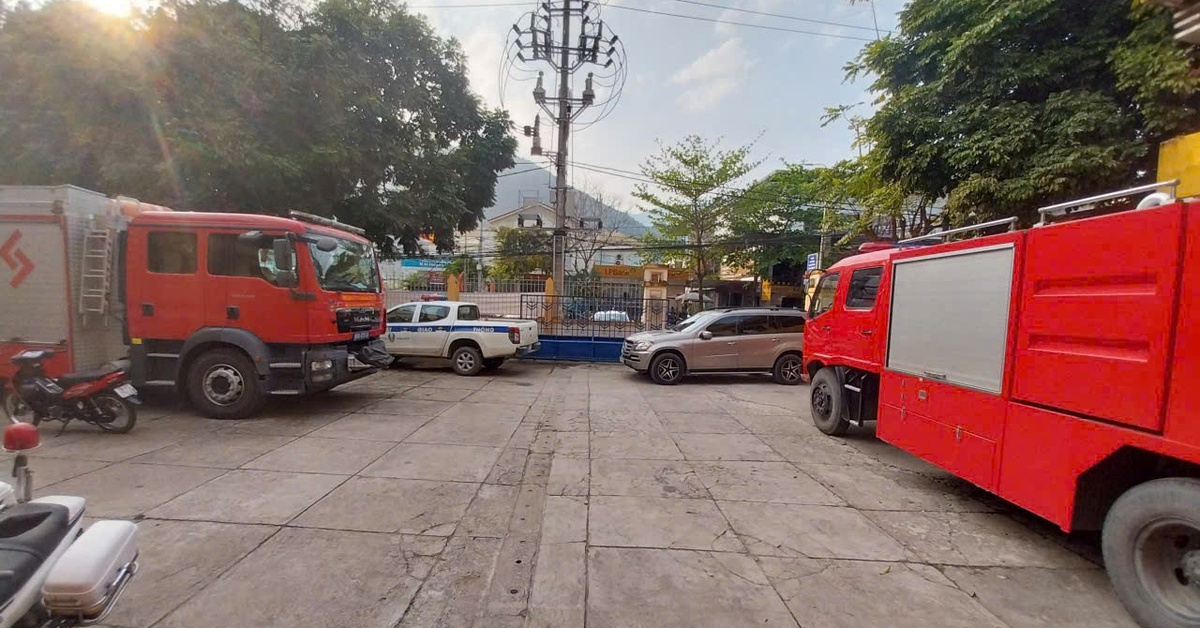 Khởi tố tài xế cầm hồ sơ vi phạm giao thông rồi 'cố thủ' trong xe Mercedes