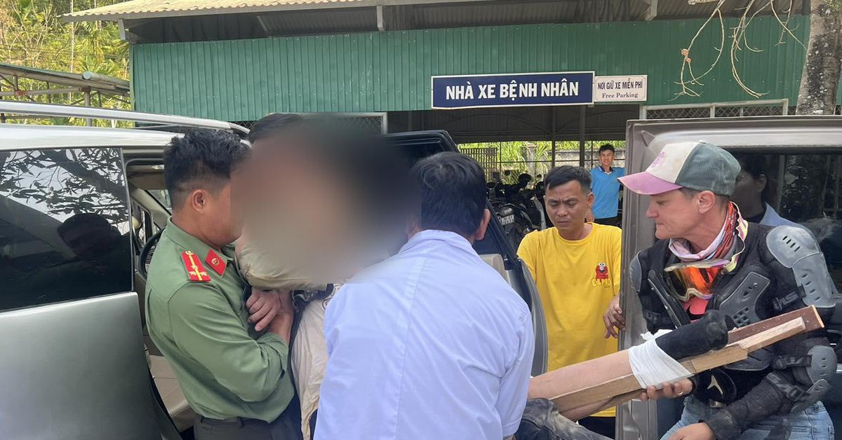 Nữ du khách Pháp gãy chân khi đi xe máy ở Măng Đen, được công an hỗ trợ kịp thời