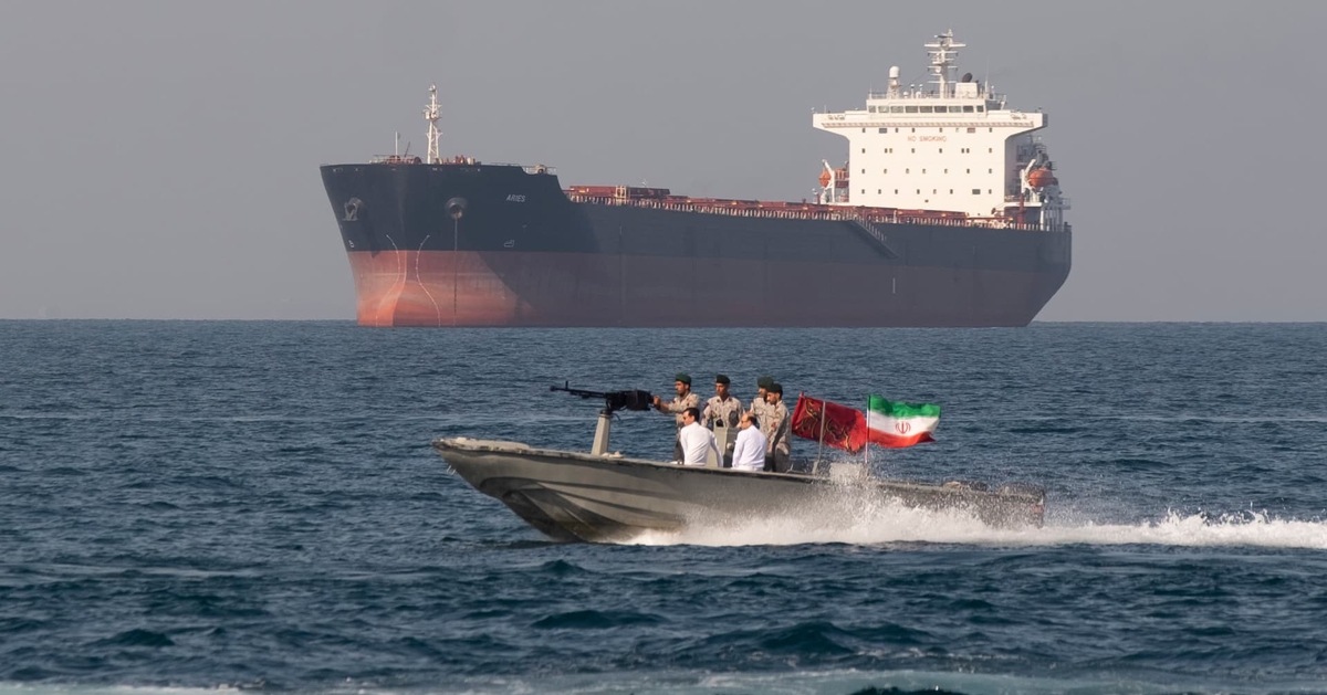 Trung Đông tối 11-4: Iran đàm phán nhưng vẫn 'đặt tay trên cò súng'; Tàu Mỹ đã qua eo biển Hormuz?