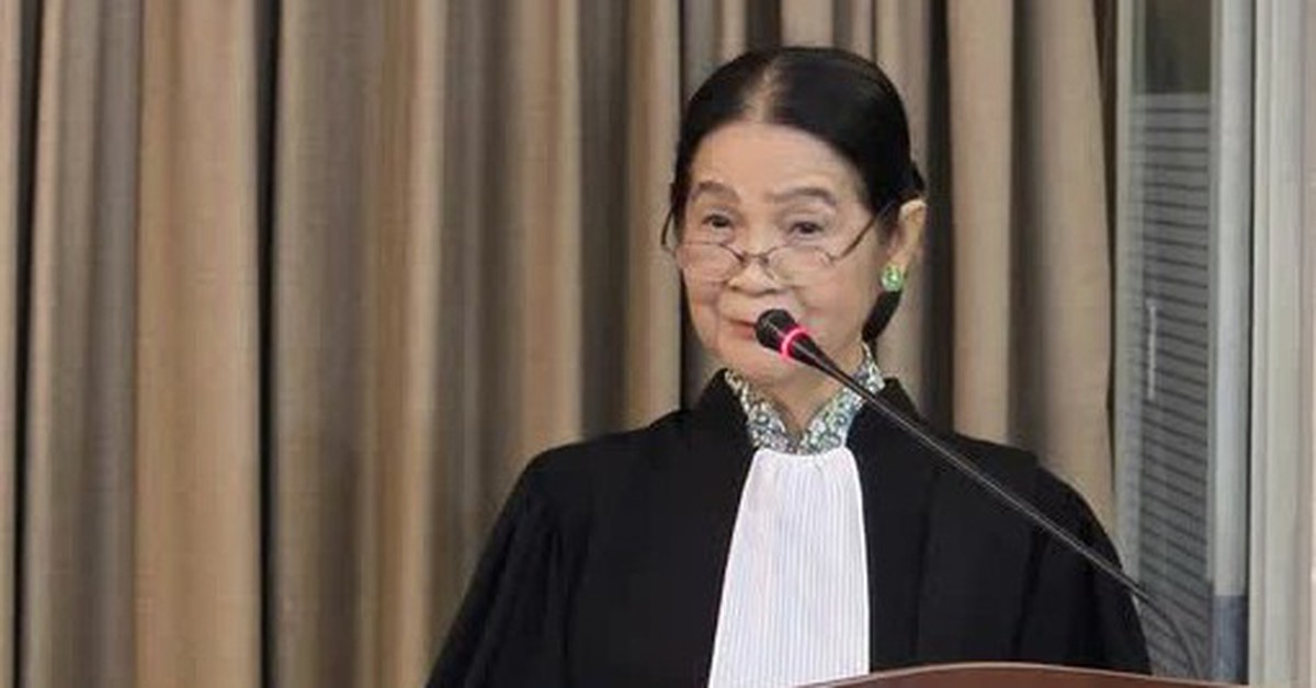 Chiếc áo của luật sư