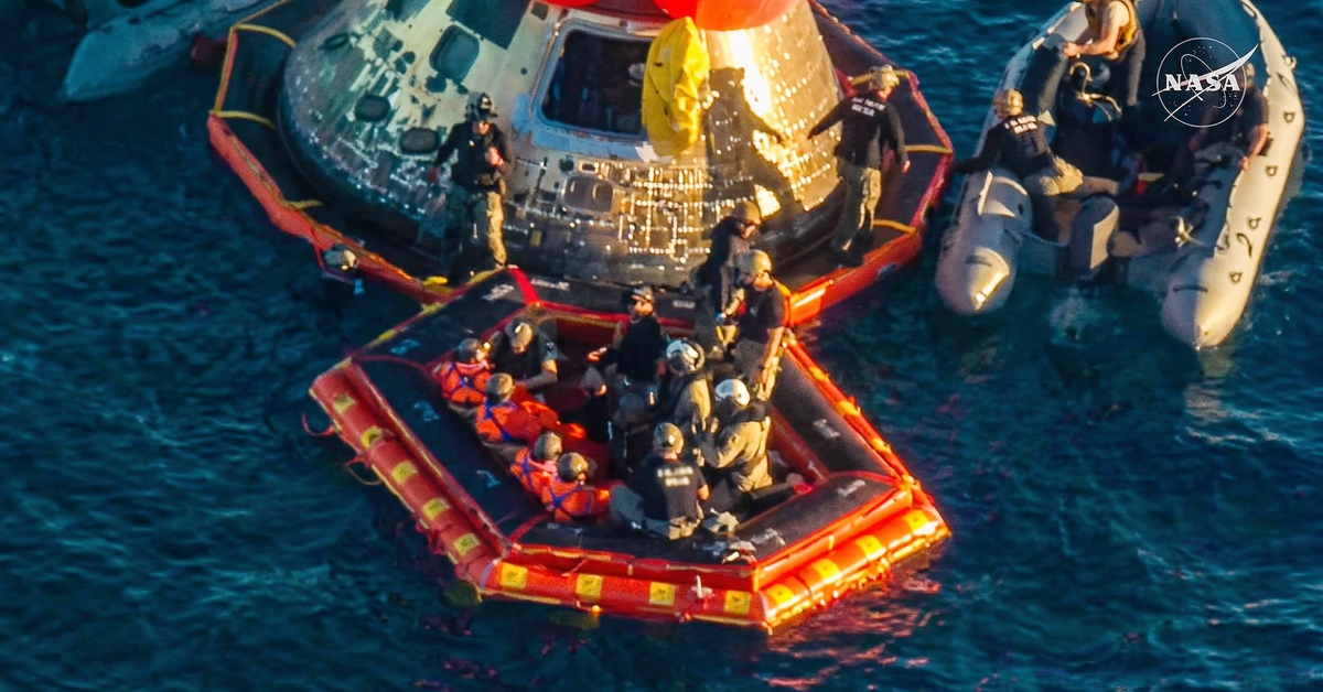 Phi hành đoàn Artemis II rời tàu Orion, ông Trump mời sớm thăm Nhà Trắng