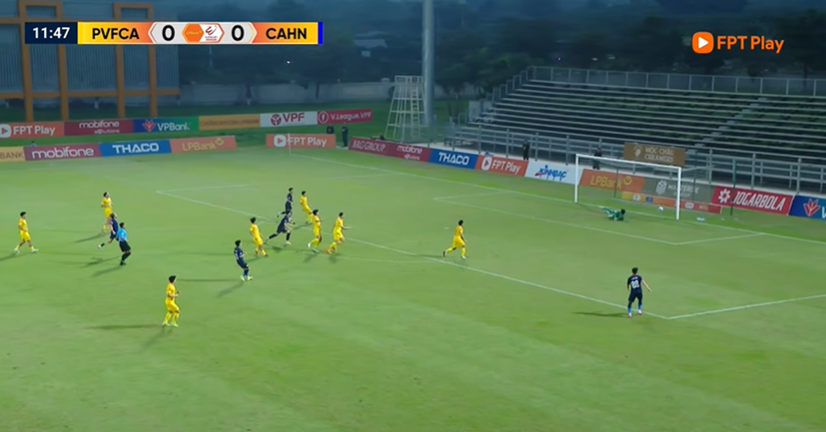 Đình Bắc dứt điểm từ ngoài vòng 16m50, mở tỉ số cho Công An Hà Nội