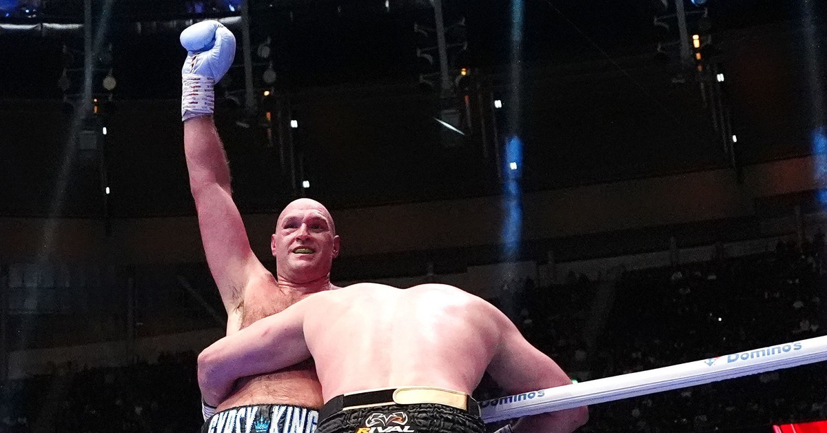 Tyson Fury trở lại ấn tượng sau 16 tháng, thách thức Joshua